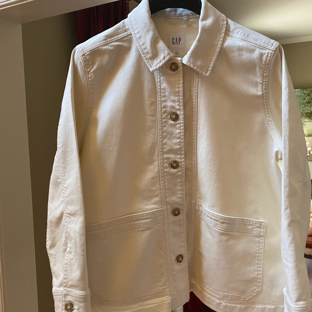 Gap woman’s denim cargo jacket. Large petite